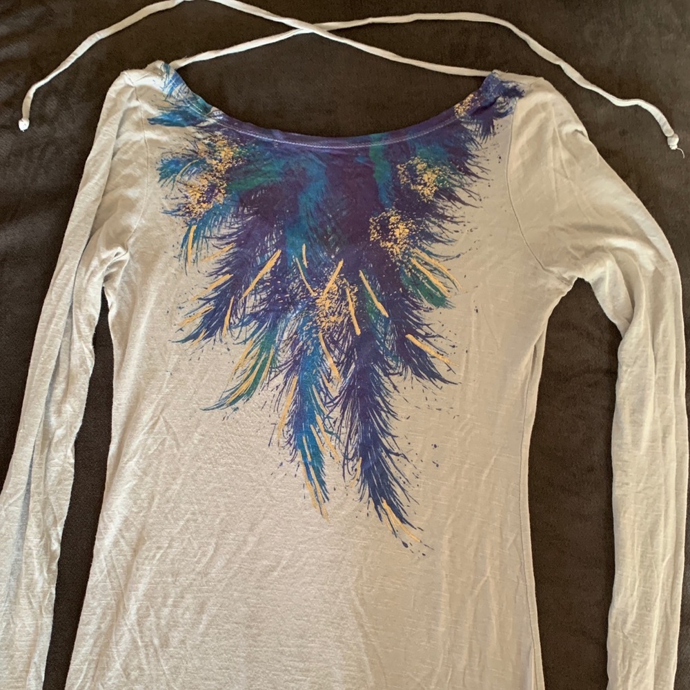 Fun and thin long-sleeved, light grey shirt.